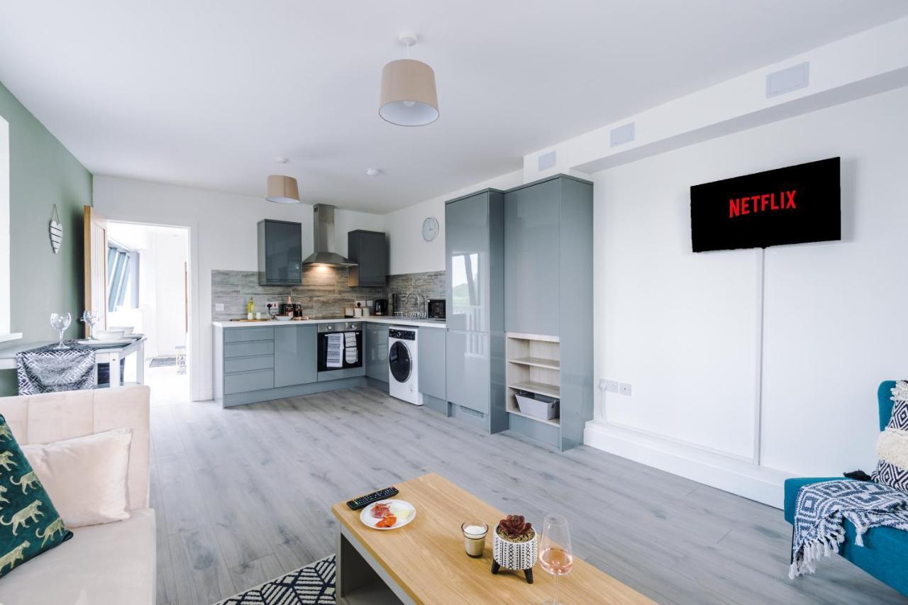 The Ecclesian - Upscale Near Trafford Centre & Eccles Train Station Apartment
