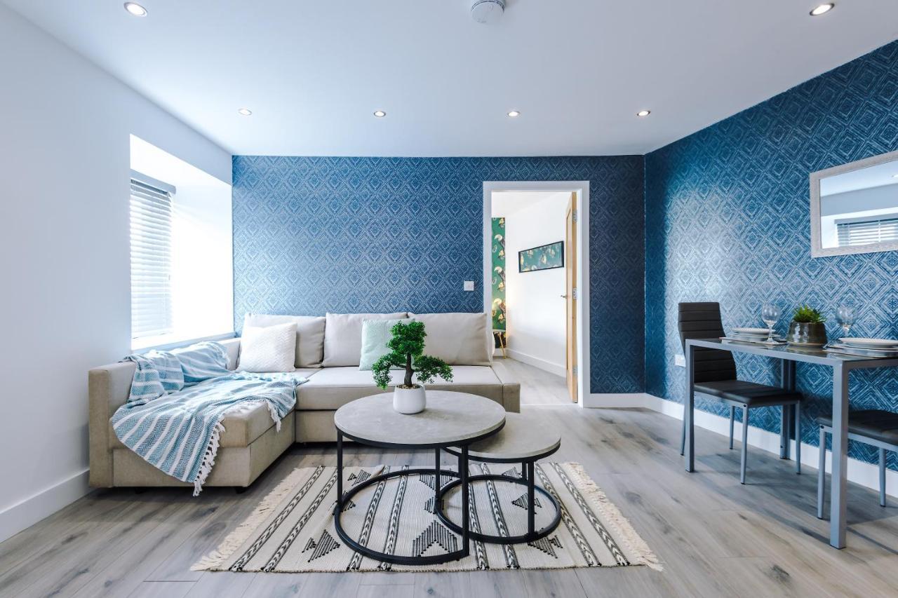 The Ecclesian - Upscale Near Trafford Centre & Eccles Train Station Apartment
