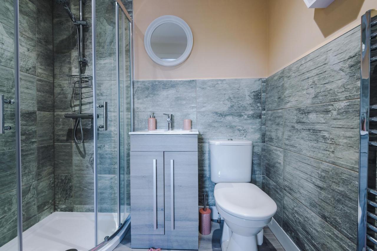 The Ecclesian - Upscale Near Trafford Centre & Eccles Train Station Apartment