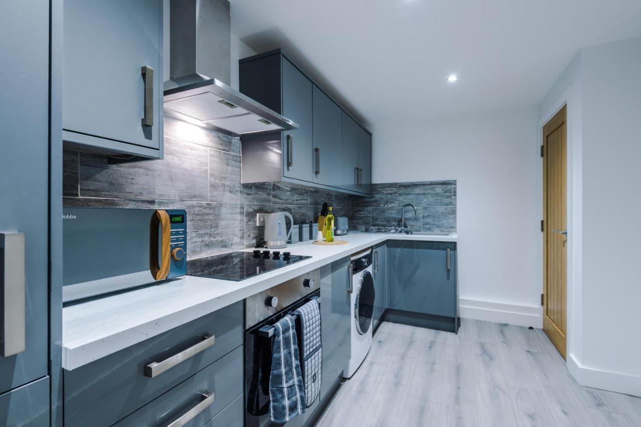 The Ecclesian - Upscale Near Trafford Centre & Eccles Train Station Apartment