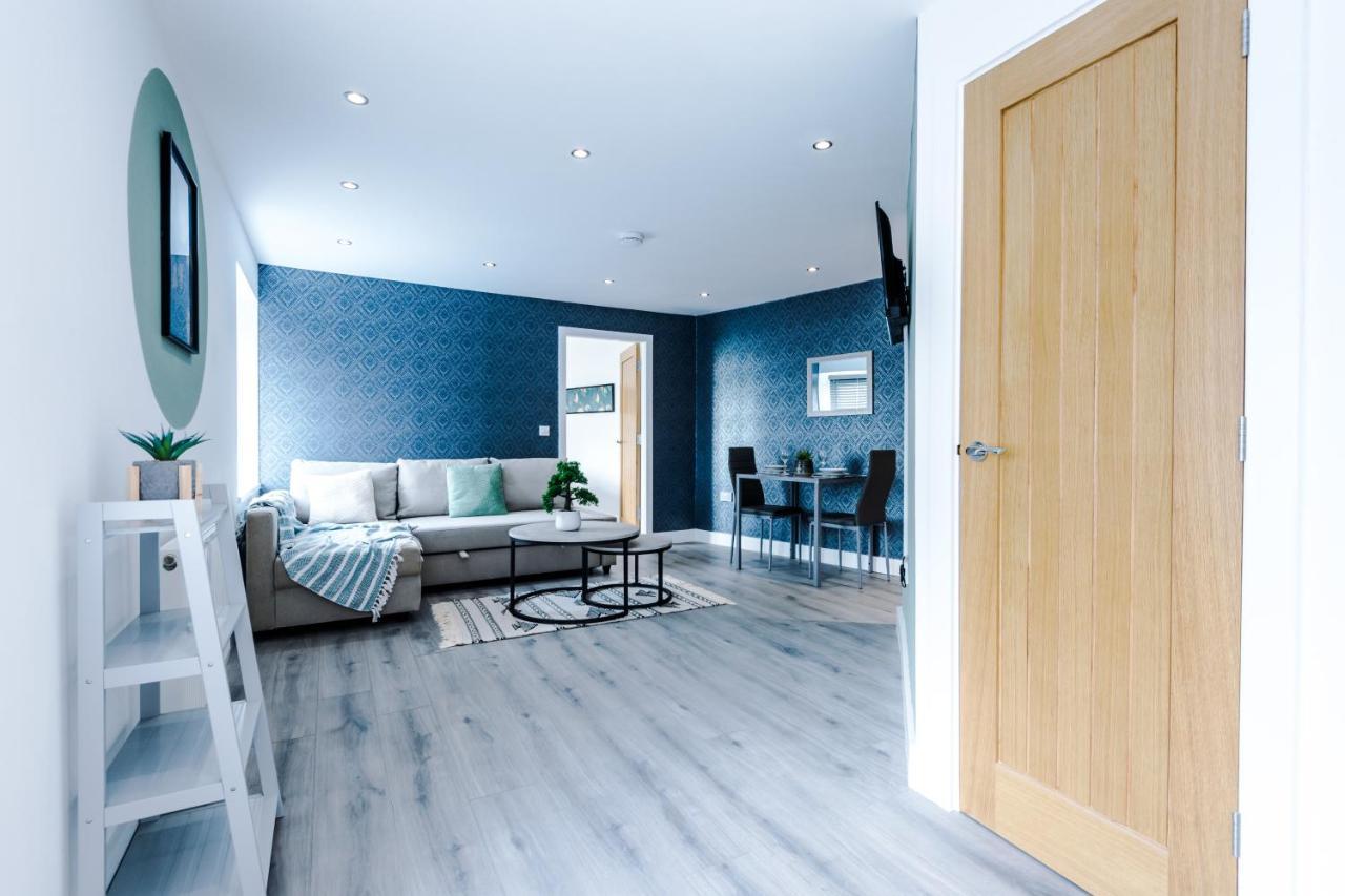 The Ecclesian - Upscale Near Trafford Centre & Eccles Train Station Apartment