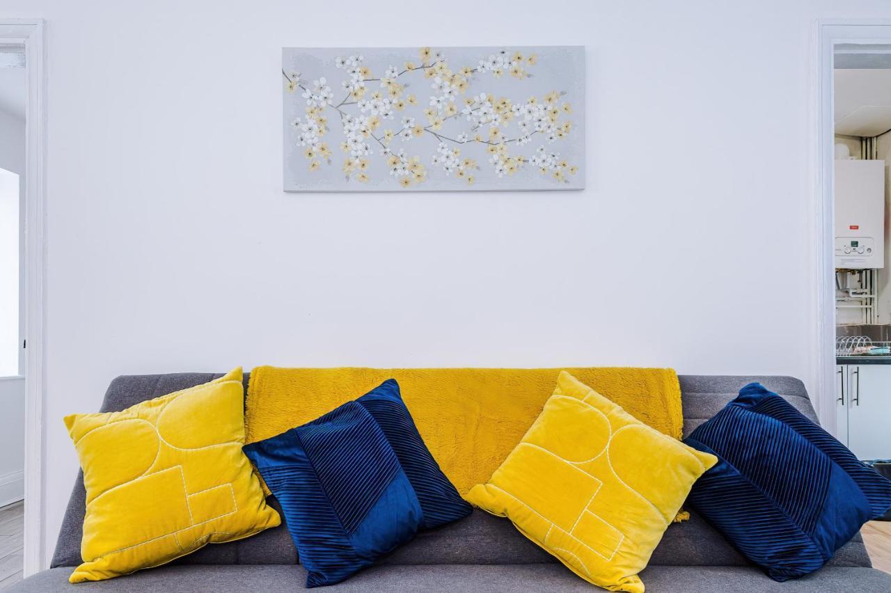 Half Mile To Etihad Stadium & Coop Arena, Free Parking, 6 Ppl Holiday home *
