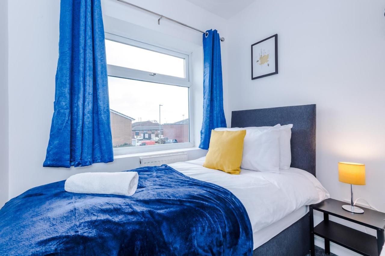 Half Mile To Etihad Stadium & Coop Arena, Free Parking, 6 Ppl Holiday home Manchester