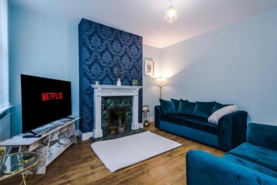 Holiday home 3 Bed Property, Upto 8 Guests Near Centre *