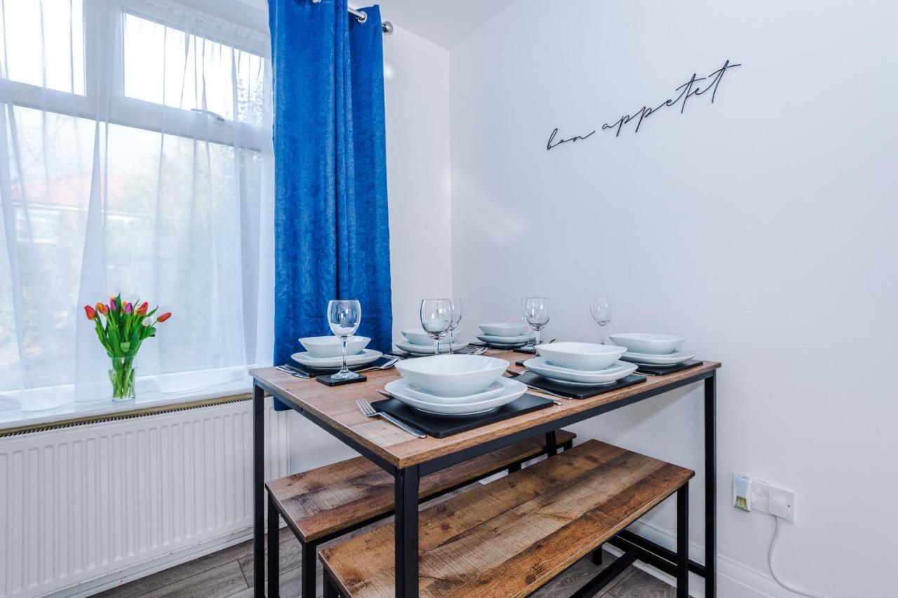 Half Mile To Etihad Stadium & Coop Arena, Free Parking, 6 Ppl Holiday home