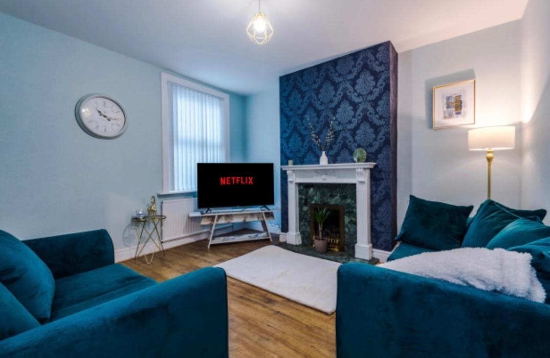 3 Bed Property, Upto 8 Guests Near Centre