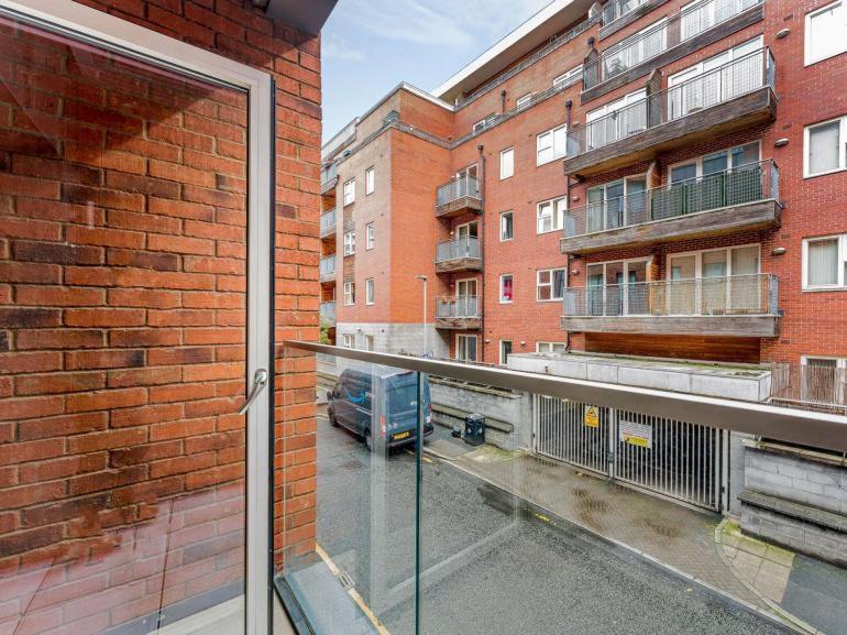Stylish 2 Bed Apt In Centre *