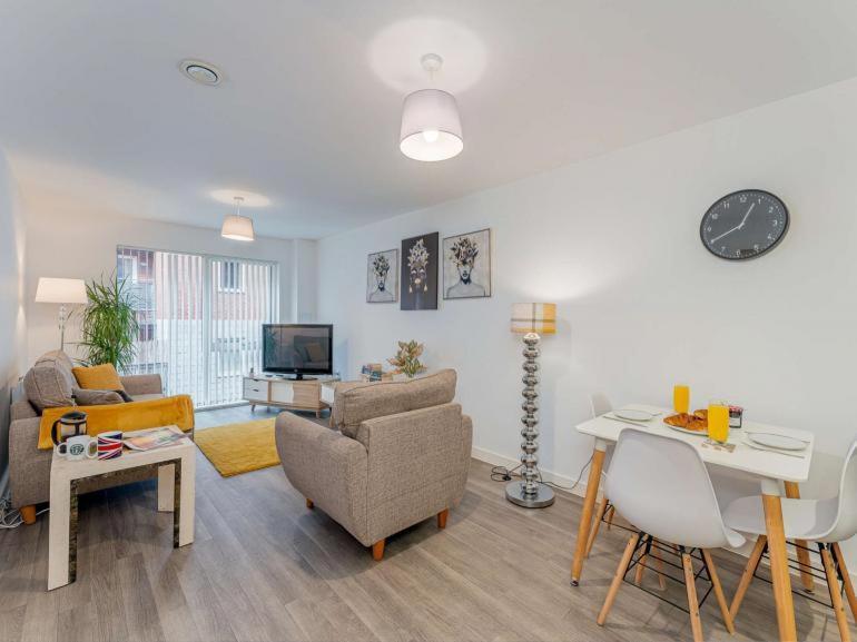 Apartment Stylish 2 Bed Apt In Centre