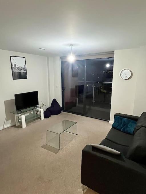 Apartment Modern 2 Bedroom Flat With Views *