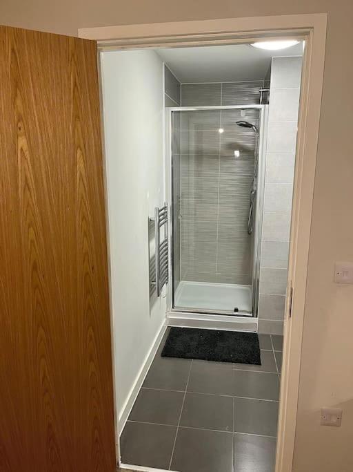 Modern 2 Bedroom Flat With Views