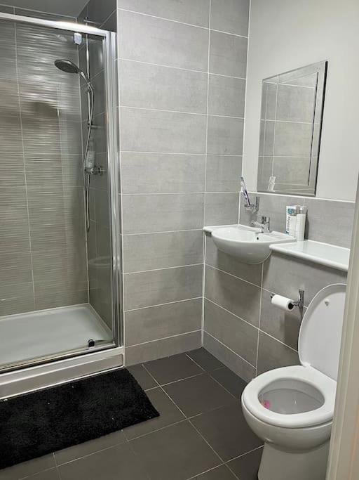 Modern 2 Bedroom Flat With Views
