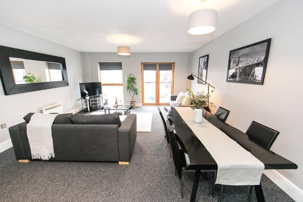 Super Spacious 2 Bed Apartment *