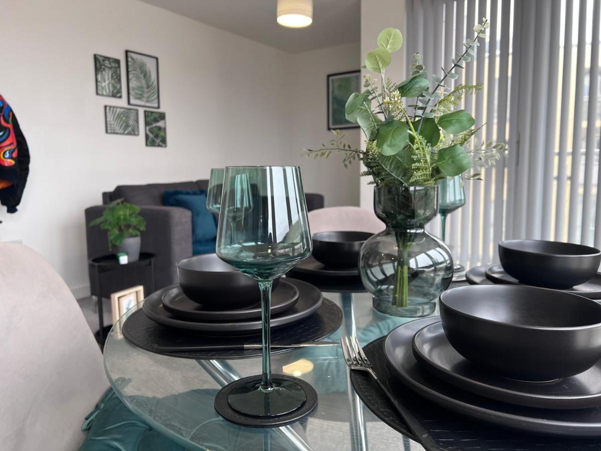 Luxury 2 Bed With Skyline Views. Apartment