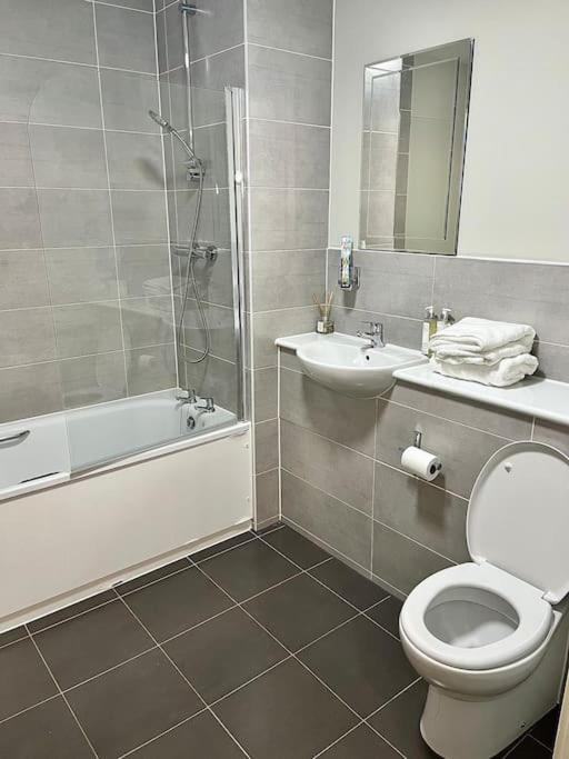 Modern 2 Bedroom Flat With Views Apartment