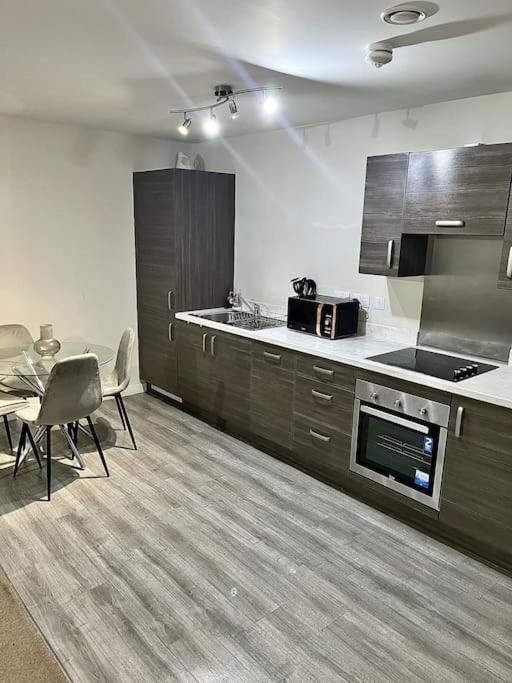 Modern 2 Bedroom Flat With Views * Manchester