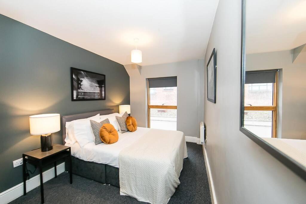 Super Spacious 2 Bed Apartment *