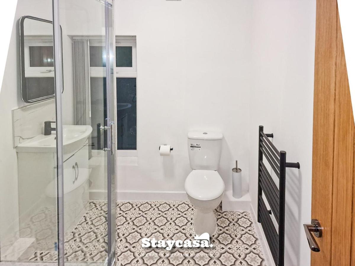 Magnificent 10 Bedroom Shared House - Great Amenities Homestay Manchester