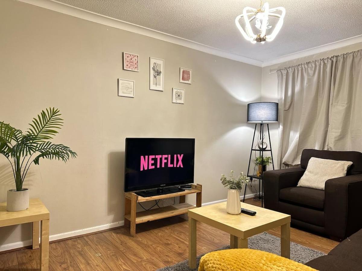 Entire 2 Bedroom House With Parking View Holiday home
