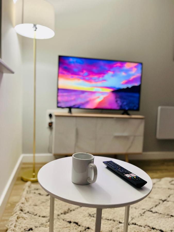 Fabulous One Bedroom Near Old Trafford Stadium Apartment *