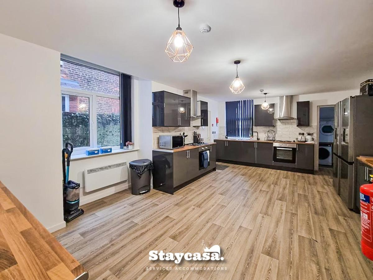 Magnificent 10 Bedroom Shared House - Great Amenities Manchester