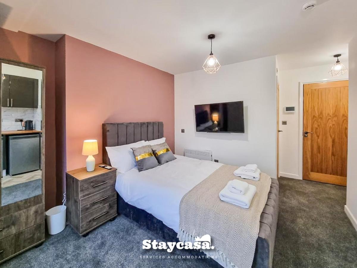 Magnificent 10 Bedroom Shared House - Great Amenities Manchester
