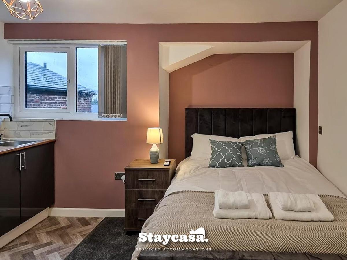 Magnificent 10 Bedroom Shared House - Great Amenities Manchester