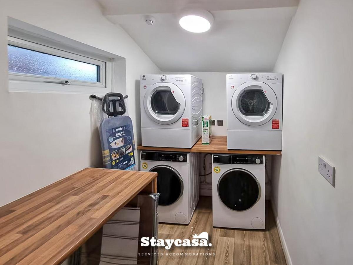Magnificent 10 Bedroom Shared House - Great Amenities Homestay Manchester