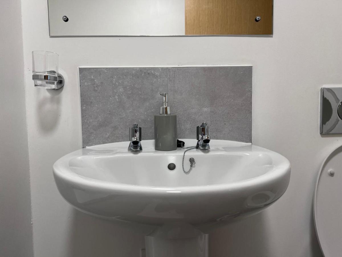 Luxury 2 Bed With Skyline Views. *
