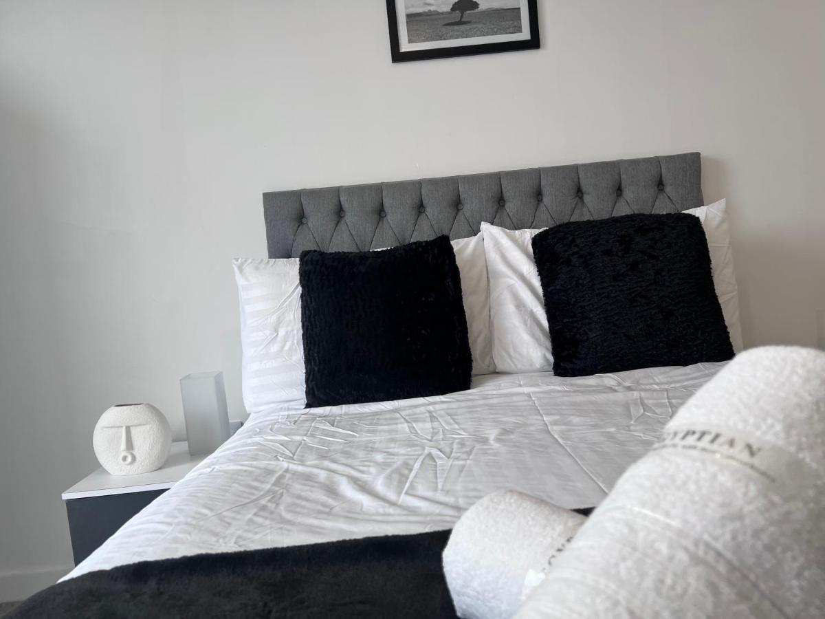 Luxury 2 Bed With Skyline Views. Apartment *
