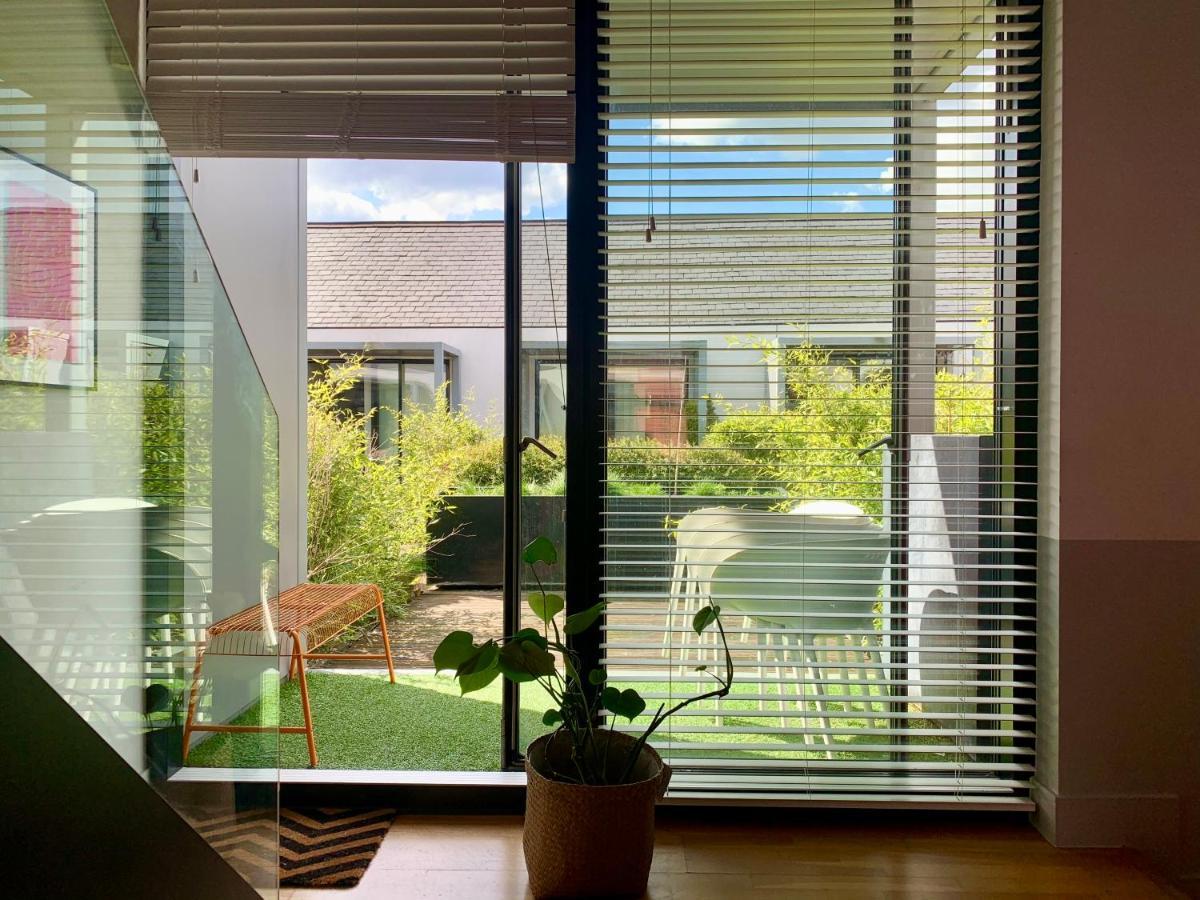 Designer House And Garden With Parking Apartment Manchester