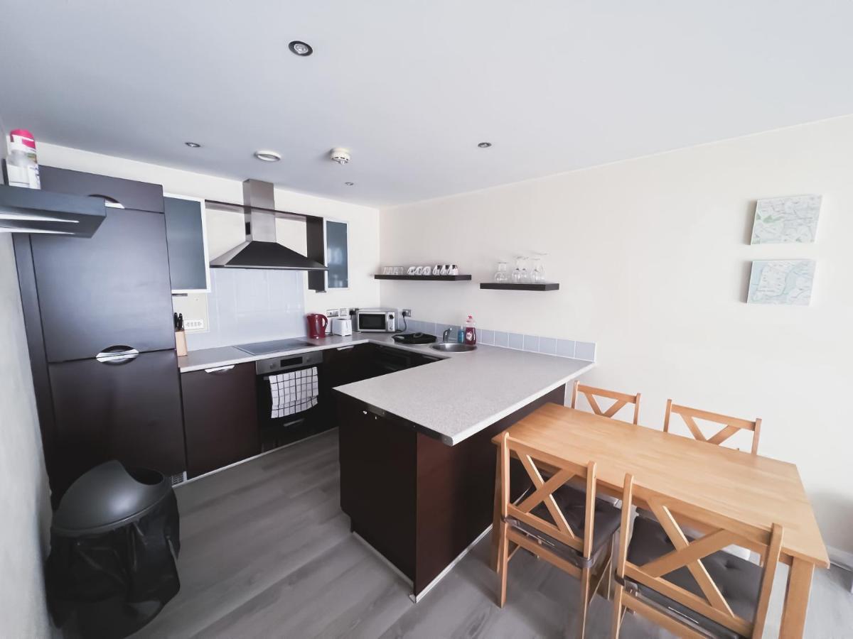 Apartment Spacious 2 Bed Flat, Free Parking, Close To Town *
