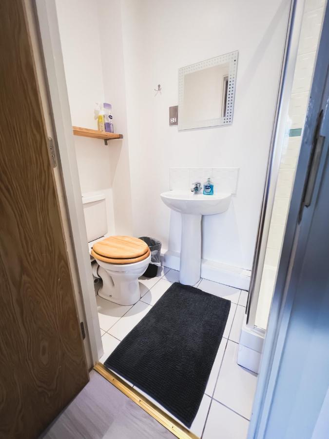 Spacious 2 Bed Flat, Free Parking, Close To Town Manchester
