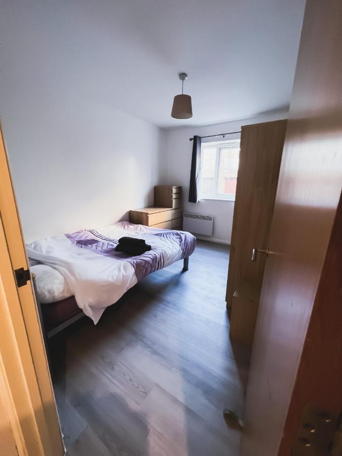 Spacious 2 Bed Flat, Free Parking, Close To Town *