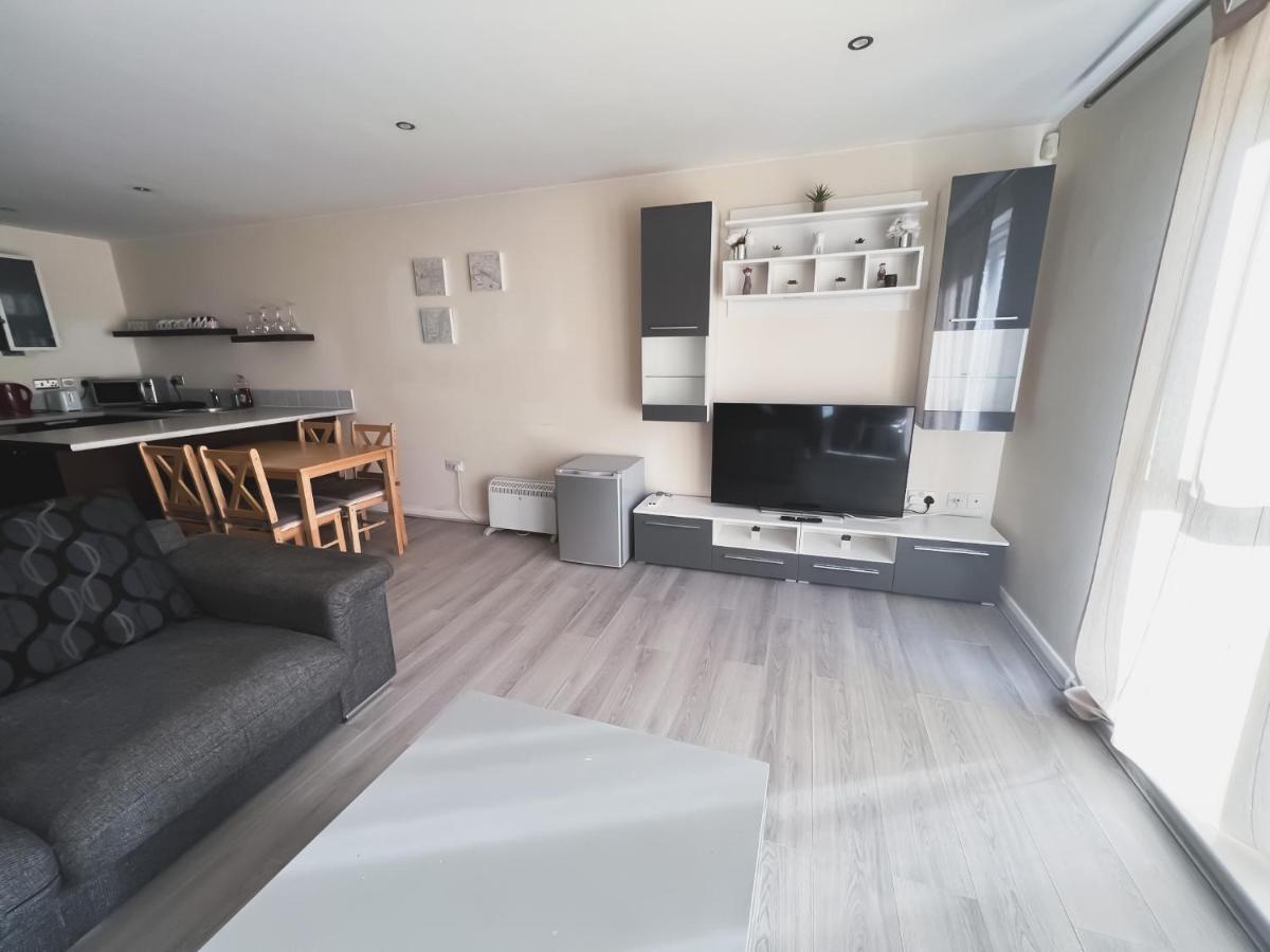 Spacious 2 Bed Flat, Free Parking, Close To Town Manchester