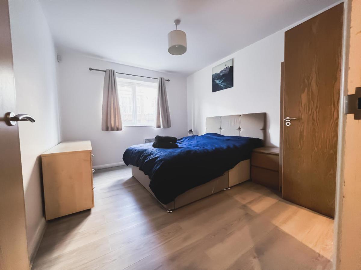 Spacious 2 Bed Flat, Free Parking, Close To Town * Manchester