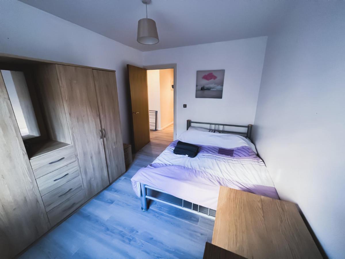 Spacious 2 Bed Flat, Free Parking, Close To Town Apartment Manchester