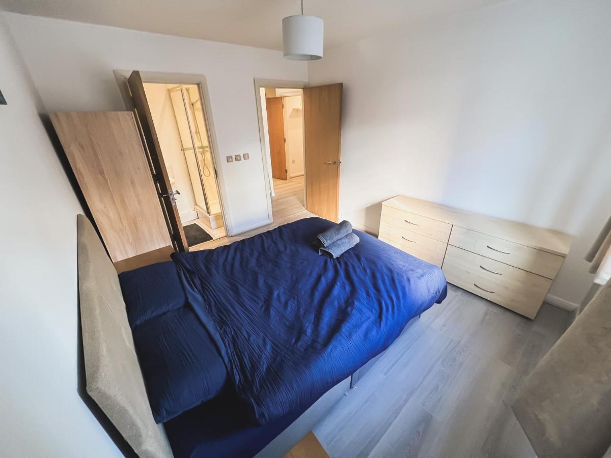 Spacious 2 Bed Flat, Free Parking, Close To Town Apartment