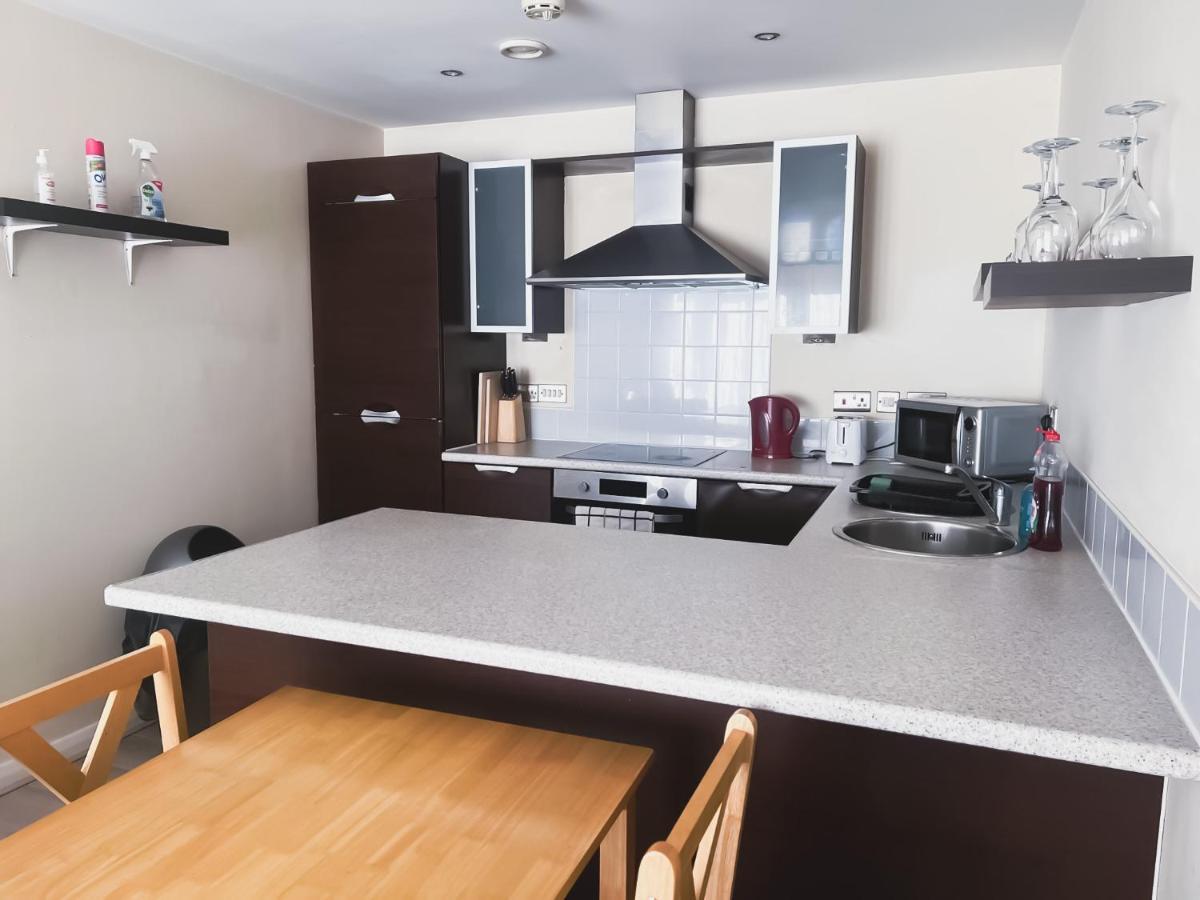 Spacious 2 Bed Flat, Free Parking, Close To Town Apartment