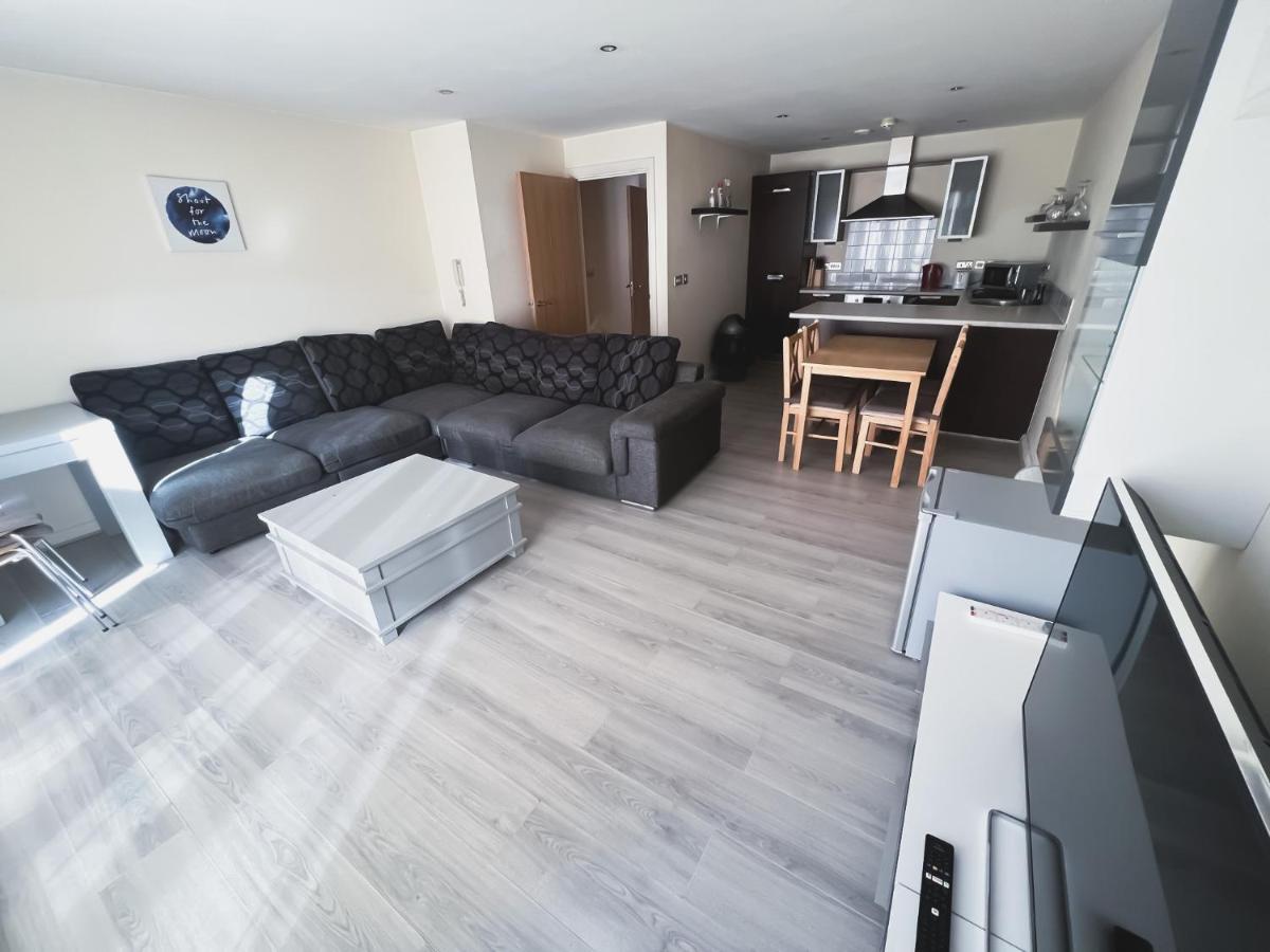 Spacious 2 Bed Flat, Free Parking, Close To Town *