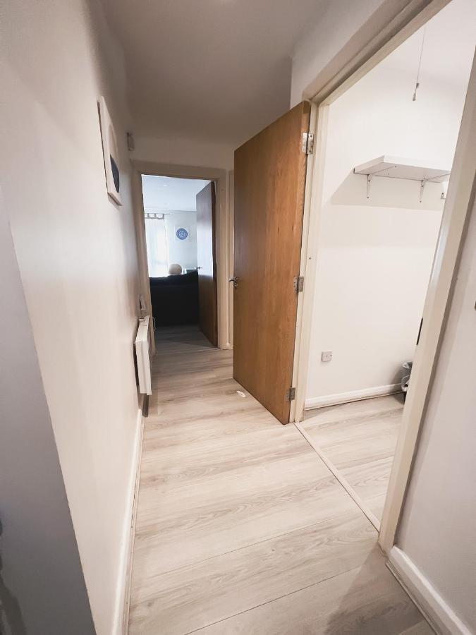 Spacious 2 Bed Flat, Free Parking, Close To Town Apartment *