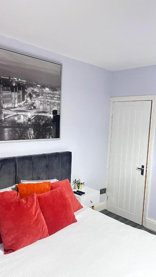 Apartment Large 4 Bedroom Townhouse With Free Parking Near Mcr Center