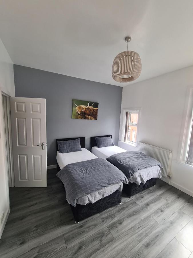 Apartment Lovely 2-bedroom House Close To Media City.