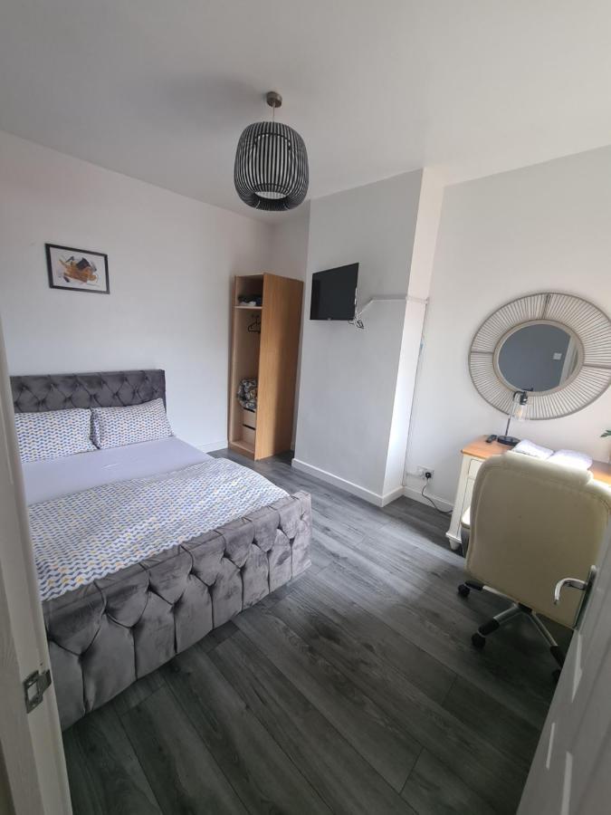 Apartment Lovely 2-bedroom House Close To Media City.