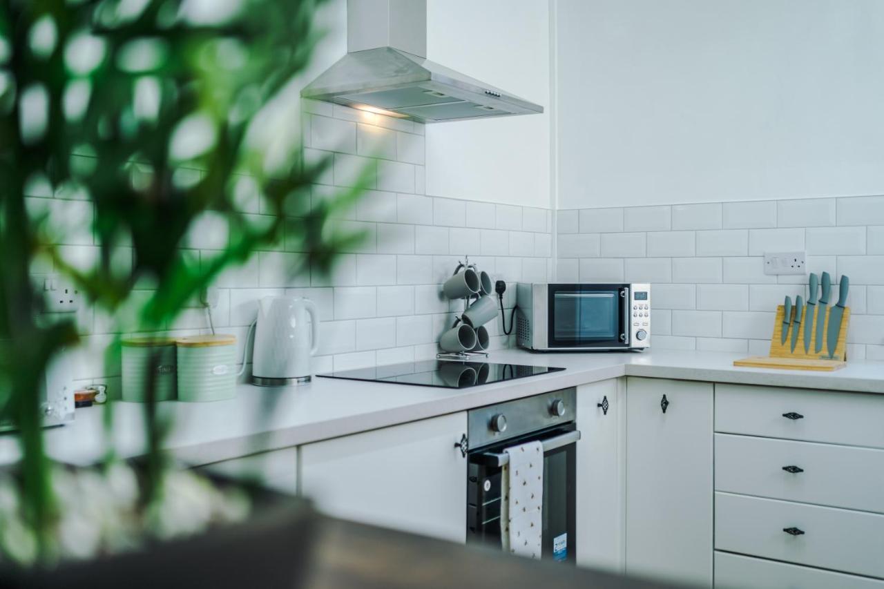 Spacious 4 Bed With Parking Holiday home *