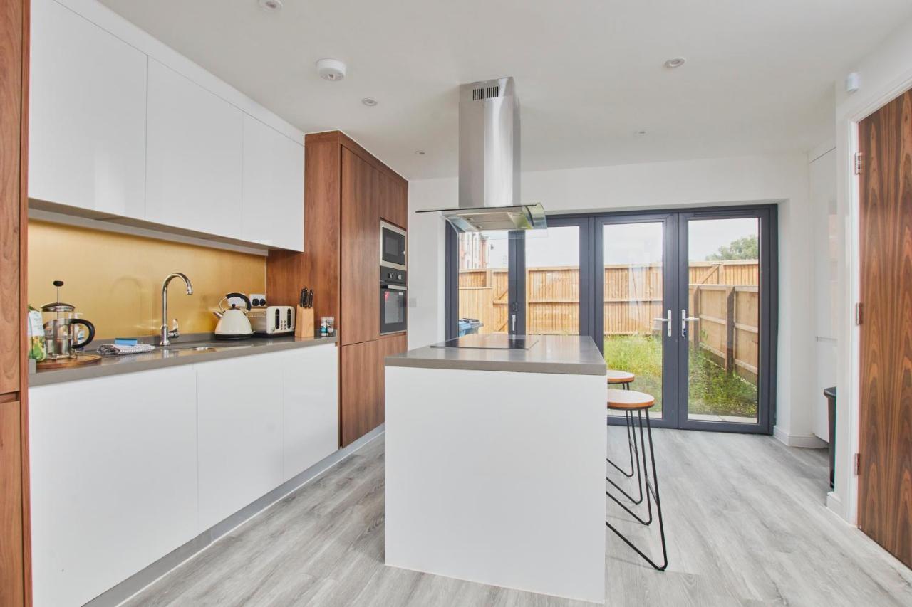 Fabulous 5 Bed House W Parking Manchester