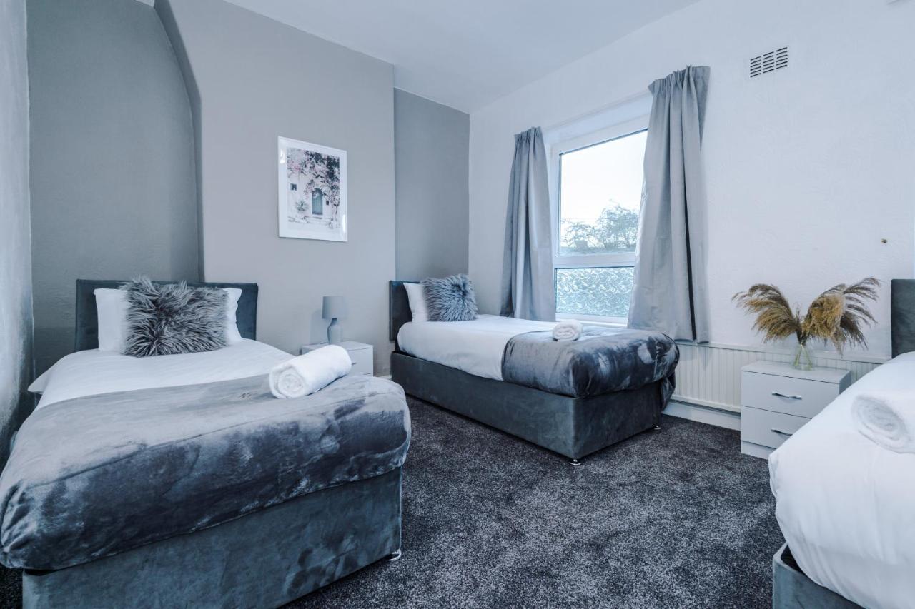 Spacious 4 Bed With Parking * Manchester