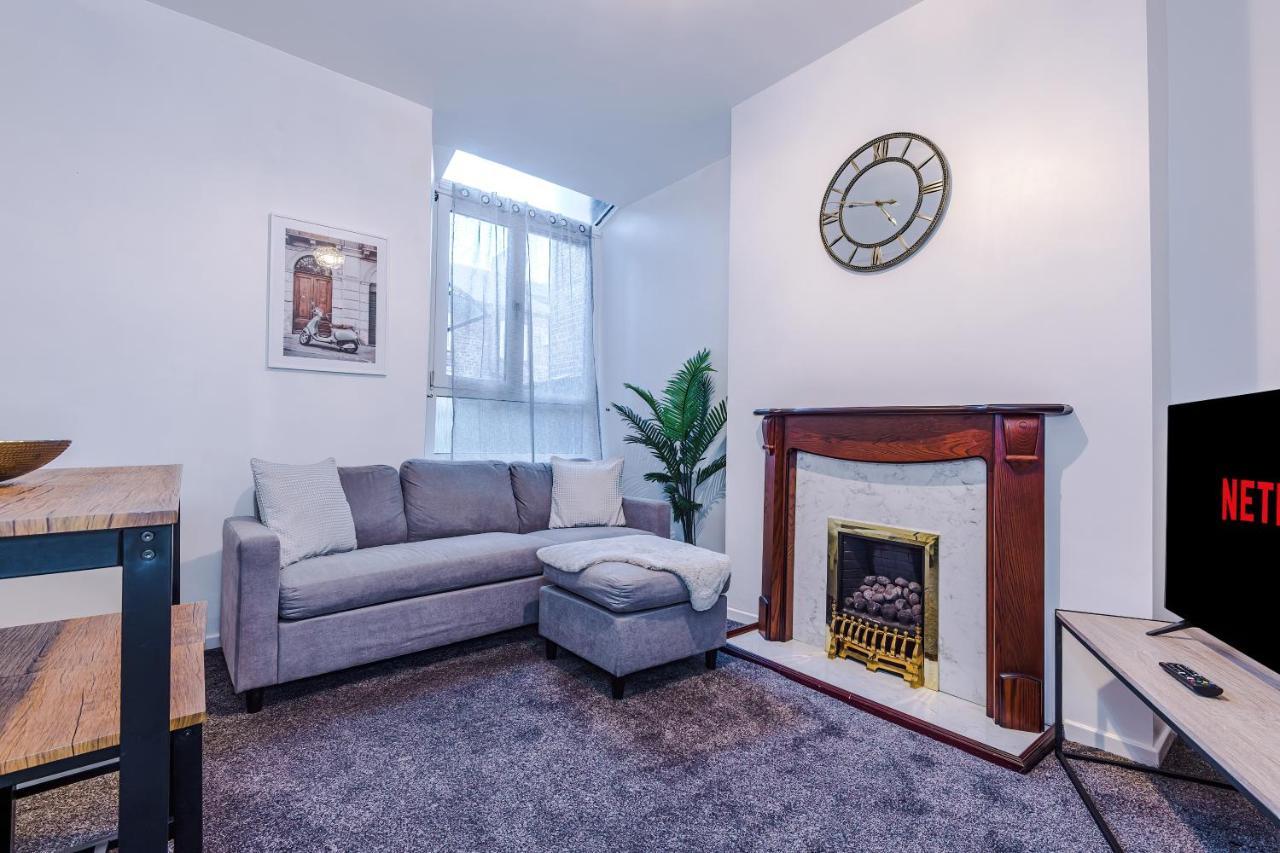 Spacious 4 Bed With Parking *