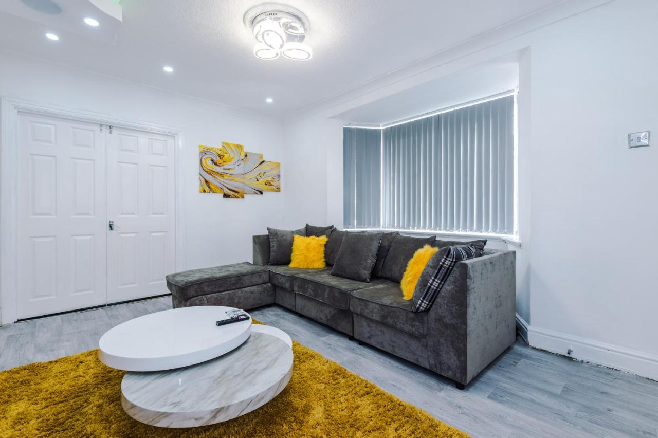 Nice Three Bedroom House In Apartment *