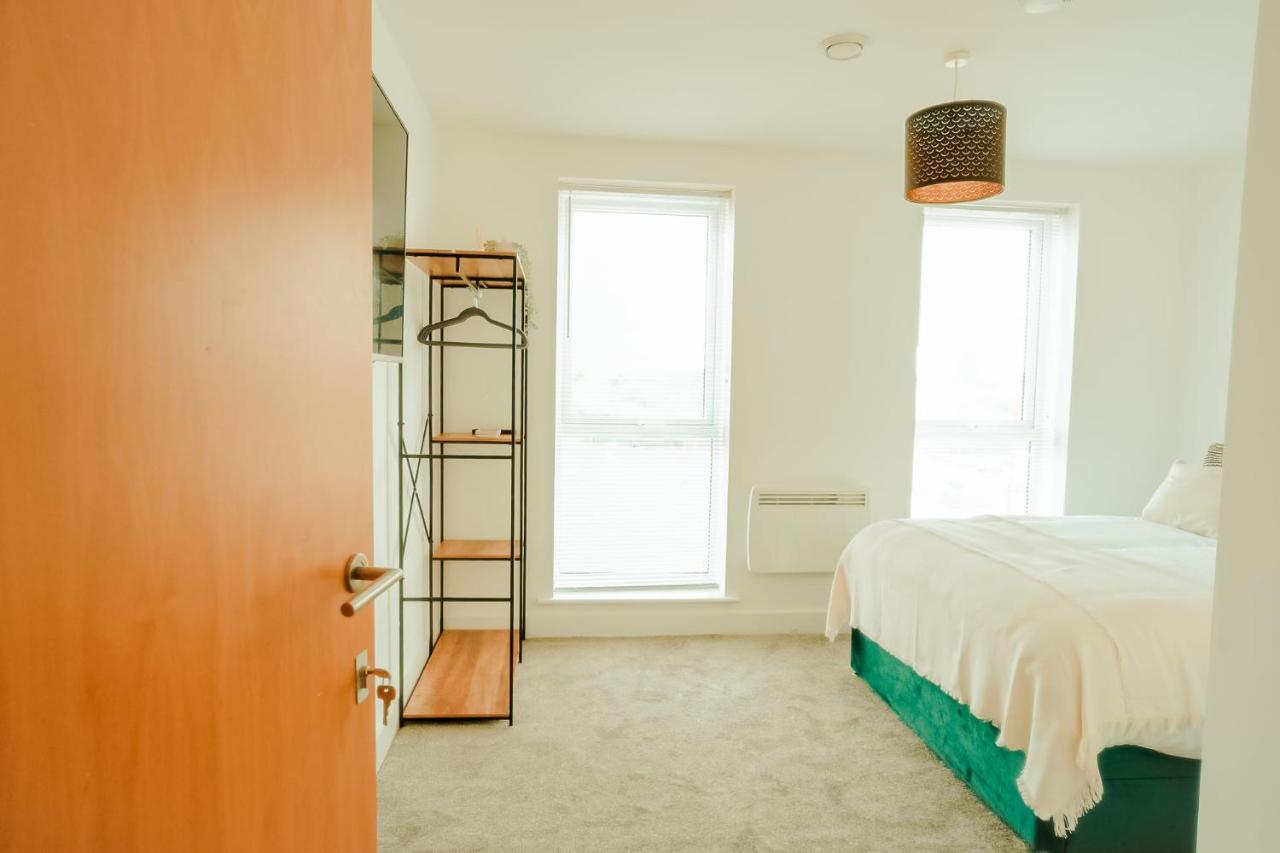 Chic 2 Bedroom Salford Quays The Lowry Apartment *