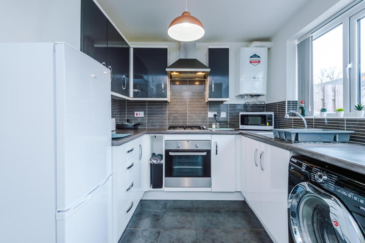 Holiday home Chic 2 Bed House With Garden & Free Parking *